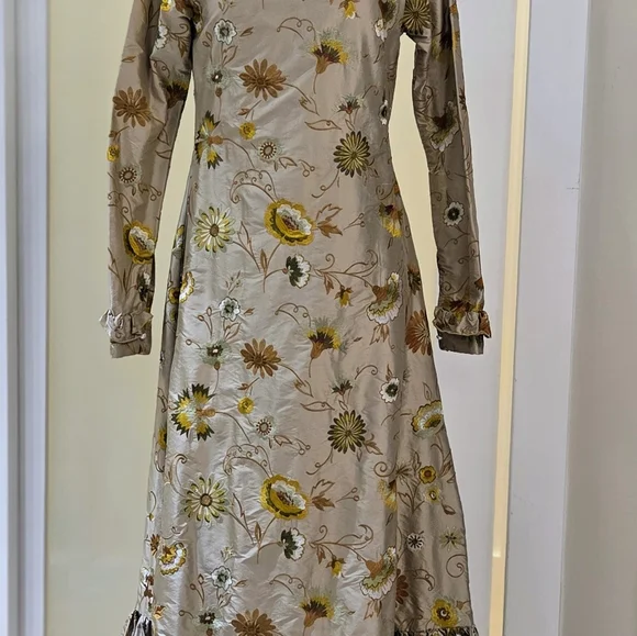 HOUSE OF AAMA Elegant Floral Beige Silk Dress With Floral Embroidery Size 6 - Picture 10 of 11